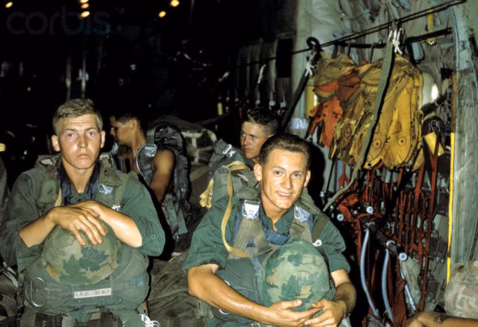 Các binh sĩ thủy quân lục chiến từ Trung đội Không quân số 3 Mỹ chuẩn bị nhảy dù từ máy bay vận tải quân sự Lockheed C-130 Hercules trong một nhiệm vụ tiếp tế doanh trại của lực lượng đặc biệt Mỹ đóng tại Trà Bồng, Quảng Ngãi, tháng 9/1966. Ảnh: George Tiedemann/ Corbis.