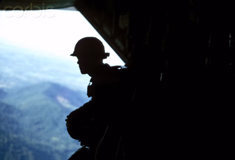 Một binh sĩ chuẩn bị nhảy dù từ cửa sau máy bay. Ảnh: George Tiedemann/ Corbis.