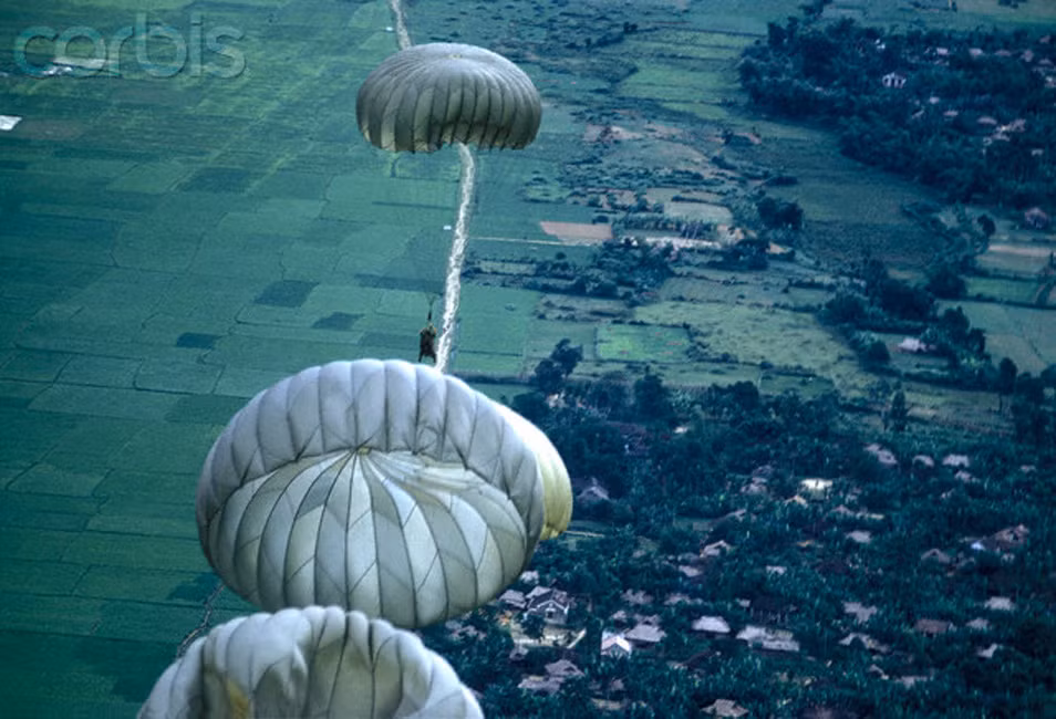 Những kiện hàng tiếp tế cũng được thả bằng dù. Ảnh: George Tiedemann/ Corbis.
