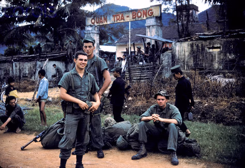 Các binh sĩ thủy quân lục chiến Trung đội Không quân số 3 Mỹ chờ đợi để trở về trại của họ ở Đà Nẵng sau khi làm nhiệm vụ tiếp tế ở Trà Bồng 5 ngày trước, tháng 9/1966. Ảnh: George Tiedemann/ Corbis.