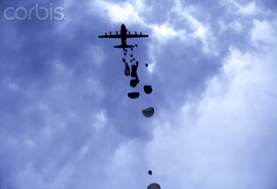 Những chiếc dù bung ra từ máy bay Lockheed C-130 Hercules nhìn từ phía dưới. Ảnh: George Tiedemann/ Corbis.