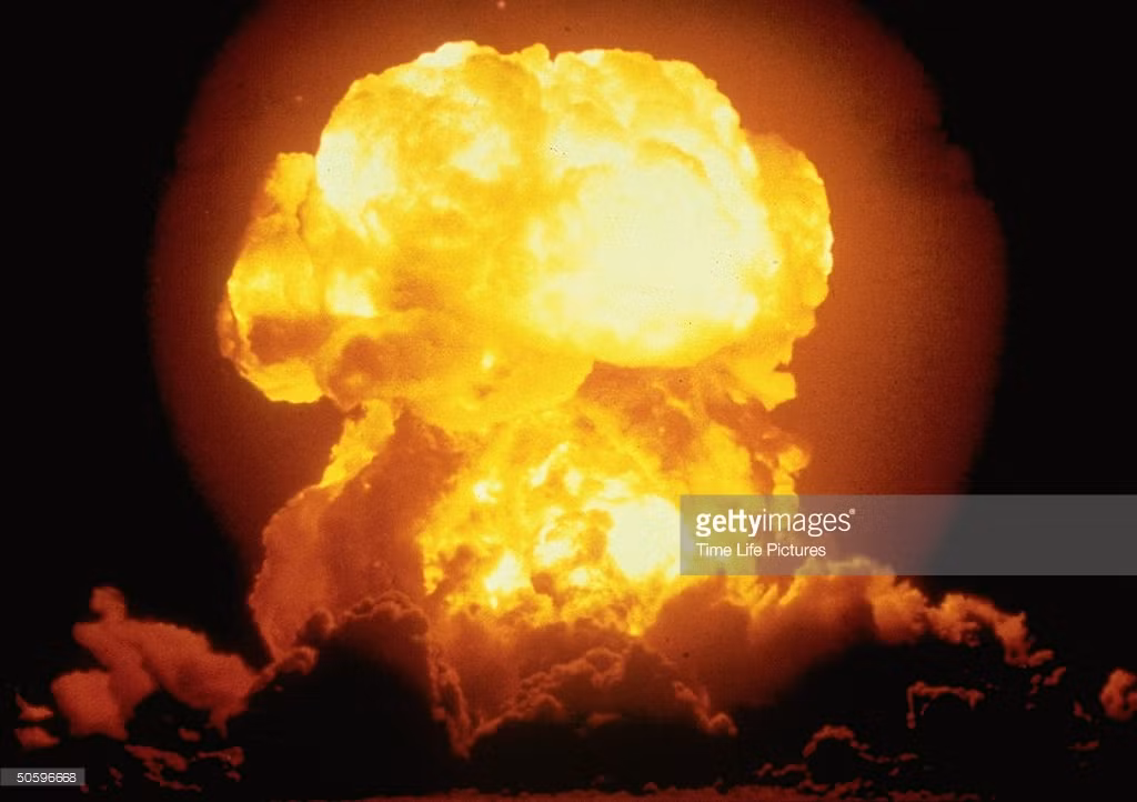 Quả cầu lửa khổng lồ trong một vụ thử bom H thuộc chiến dịch Redwing ở quần đảo Bikini năm 1956. Ảnh: Getty.