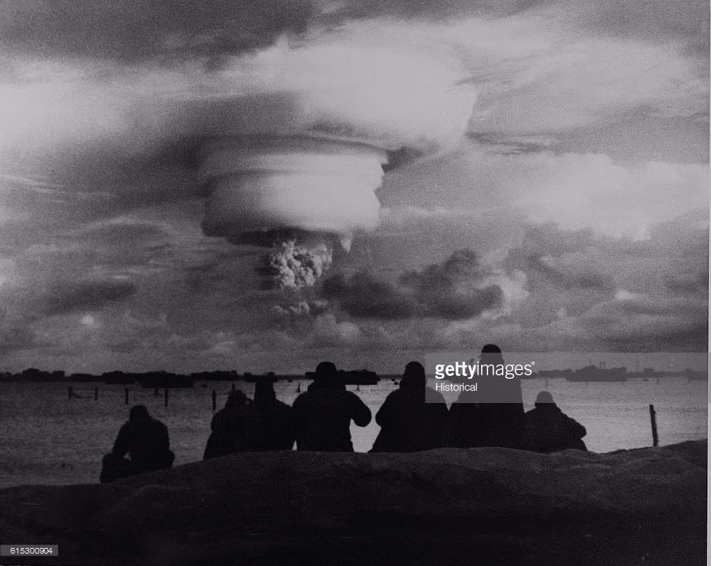 Binh lính Mỹ quan sát vụ thử bom H mật danh Hardtack I gần quần đảo Marshall năm 1958. Ảnh: Getty.