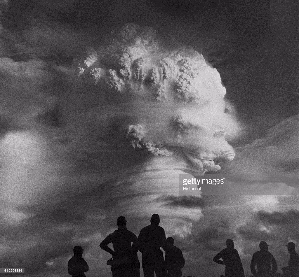 Binh lính Mỹ quan sát vụ thử bom H mật danh Hardtack I gần quần đảo Marshall năm 1958. Ảnh: Getty.