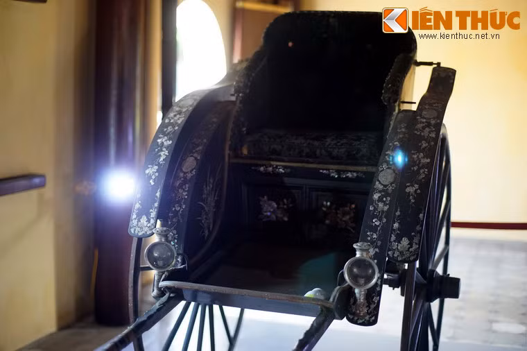 Theo hồ sơ đấu giá, đây là chiếc xe kéo do vua Thành Thái tặng cho mẹ mình là Hoàng thái hậu Từ Minh để bà dạo chơi trong vườn ngự uyển.