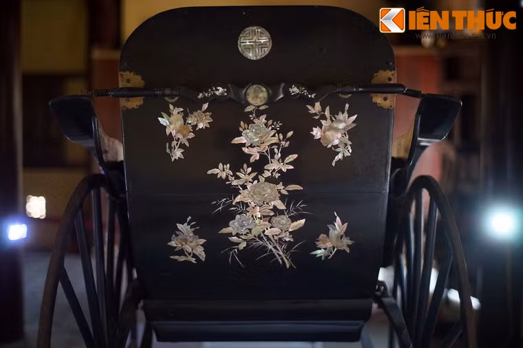 Phần gỗ được thực hiện bằng kỹ thuật sơn mài, khảm xà cừ, một hình thức gia công phổ biến ở các loại vật dụng bằng gỗ trong cung đình xưa.