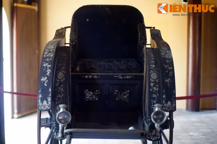 Chiếc xe cao 136cm, dài 230cm kể cả phần tay kéo, làm chủ yếu bằng kim loại và gỗ.