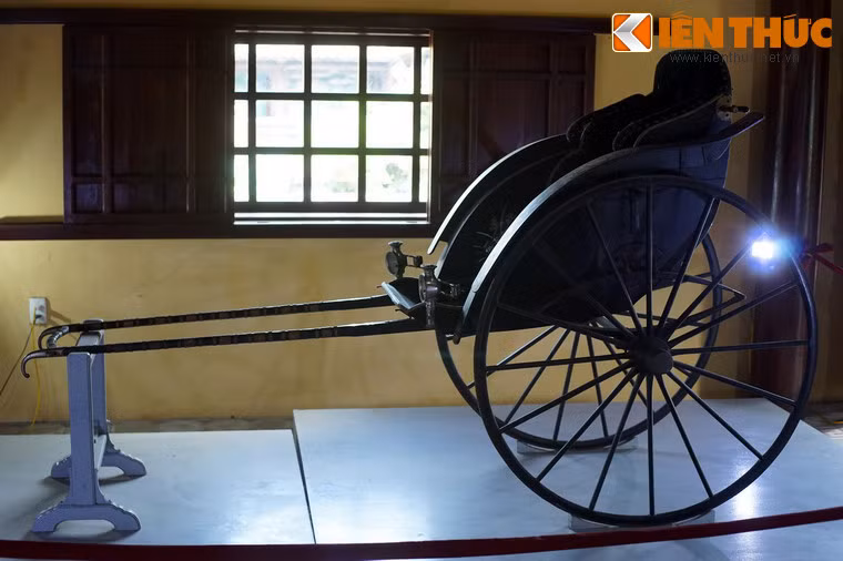 Đây là hiện vật được đấu giá thành công của tỉnh Thừa Thiên - Huế tại Chateau de Cheverny (Pháp) do văn phòng Rouillac tổ chức vào tháng 6/2014.