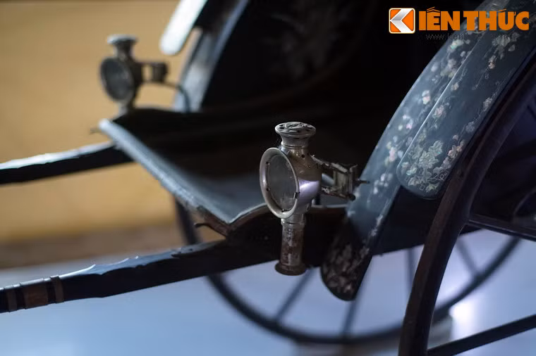 Trên xe kéo cổ còn ghi nơi chế tác của chiếc xe qua dòng chữ Hán "Đông Kinh, Hà Nội, Quảng Hưng tạo", nghĩa là hiệu Quảng Hưng ở Hà Nội.