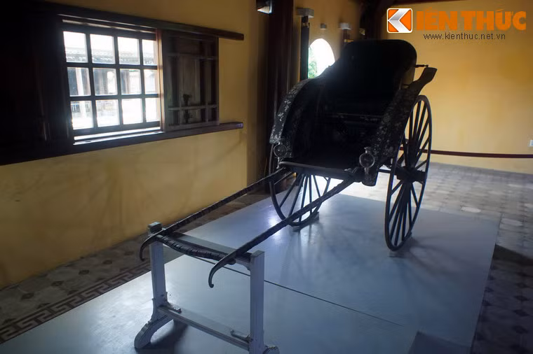 Xe kéo của mẹ vua Thành Thái là một cổ vật đặc biệt đang được trưng bày ở nhà Tả trà trong cung Diên Thọ của Hoàng thành Huế.