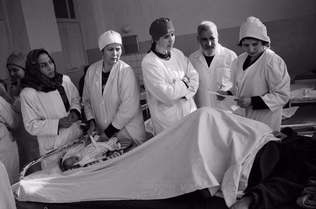 Một ca đỡ đẻ tại bệnh viện phụ sản Rabia Balkhi ở Kabul, một trong số ít cơ sở y tế dành cho phụ nữ được duy trì dưới thời Taliban. Ảnh: A. Abbas/ Magnum Photos.