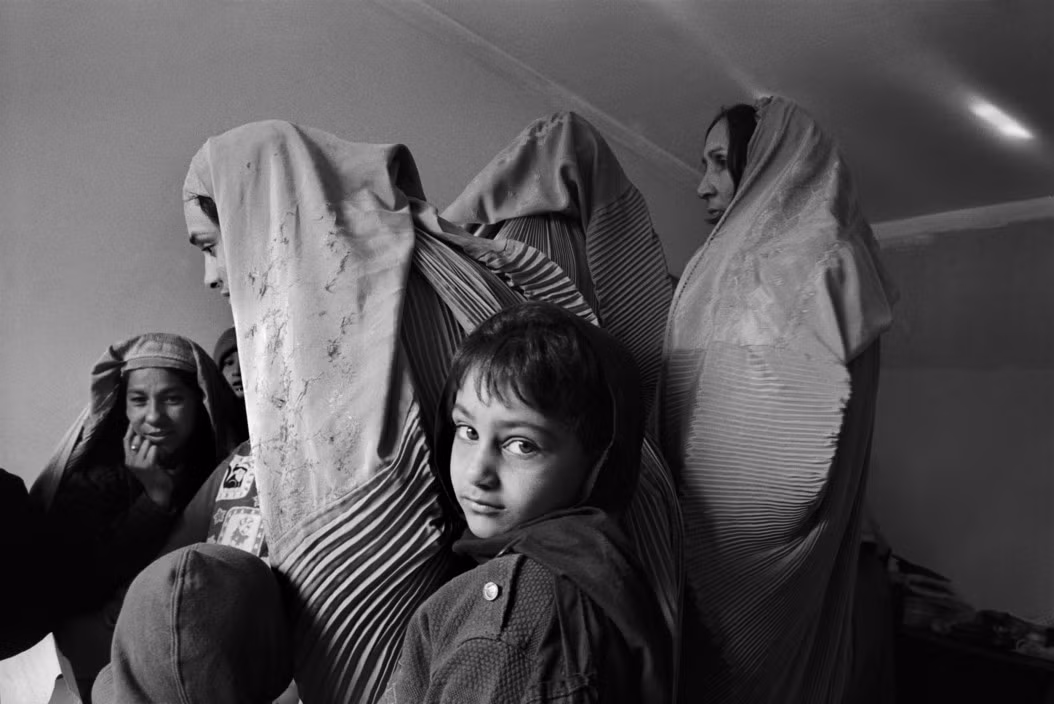 Những người phụ nữ đăng ký tìm việc làm tại một trung tâm hoạt động vì quyền phụ nữ. Dưới thời Taliban, phụ nữ bị coi là các công dân hạng hai và không được làm các công việc chính thức. Ảnh: A. Abbas/ Magnum Photos.