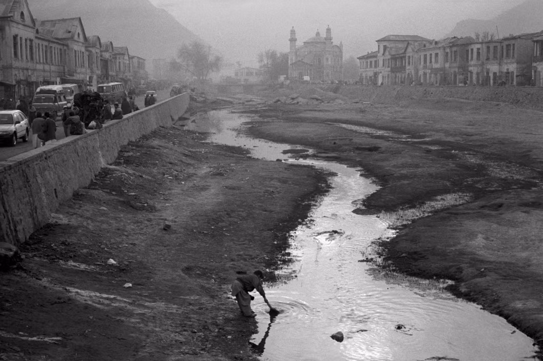 Sông Kabul mùa cạn, phía xa là thánh đường Shah-Do-Shamshire. Ảnh: A. Abbas/ Magnum Photos.