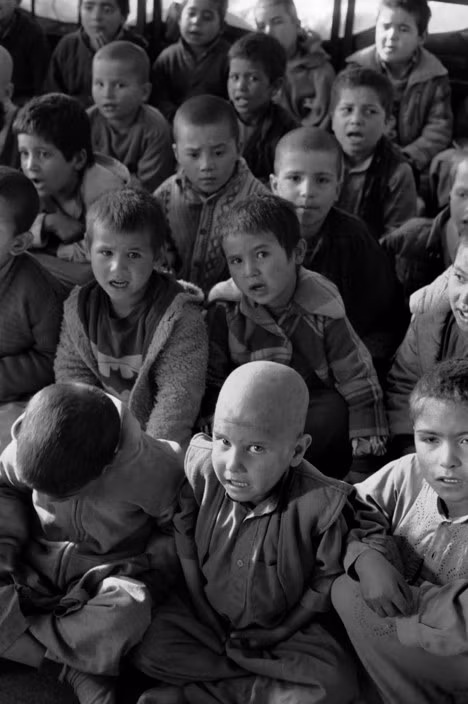 Các trẻ em mồ côi do chiến tranh trong một lớp học ở cô nhi viện. Ảnh: A. Abbas/ Magnum Photos.