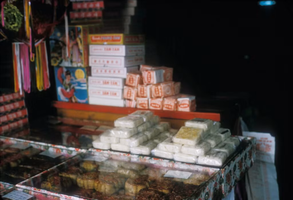 Các loại bánh Trung thu trong cửa hiệu. Ảnh: Douglas Ross.