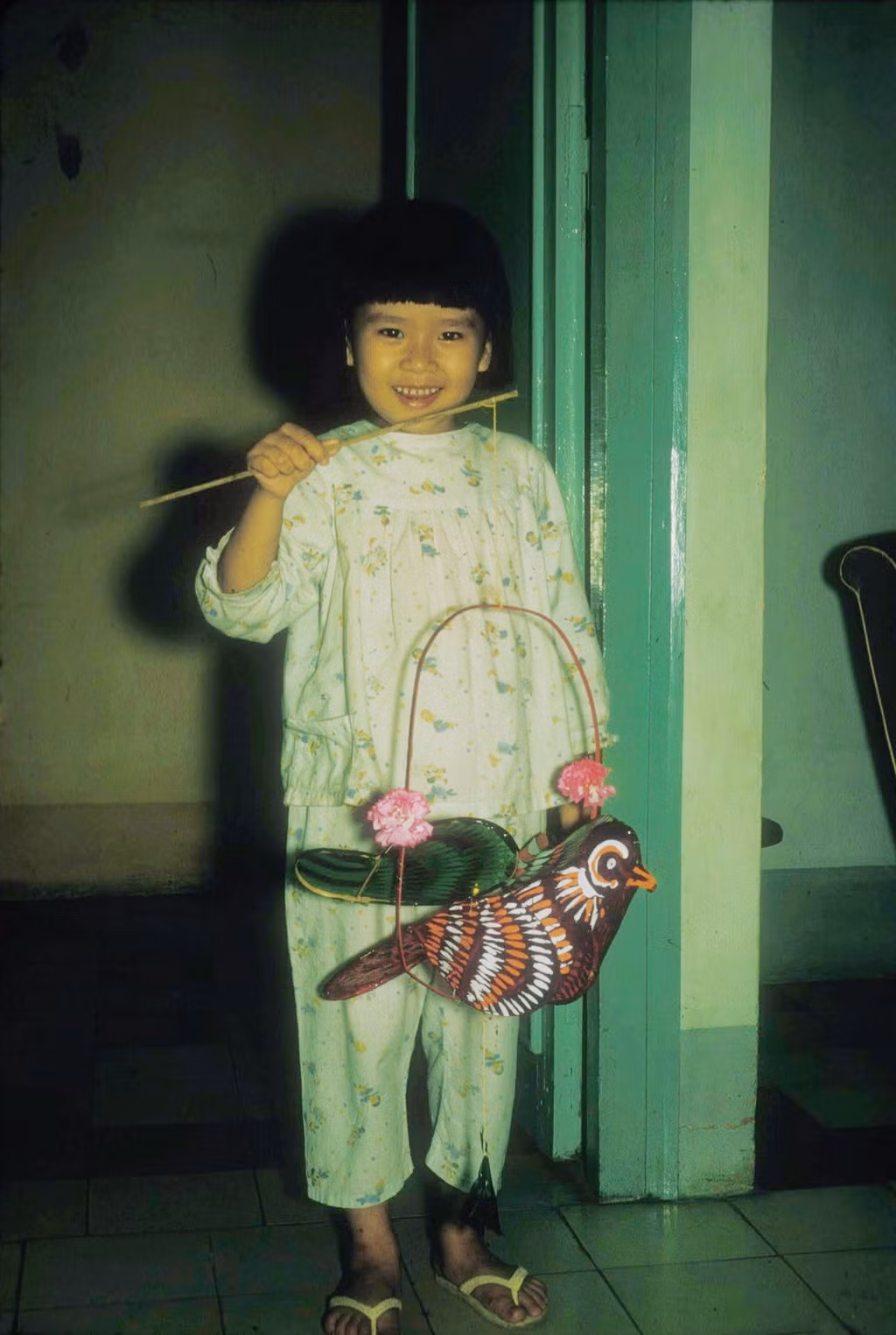 Em bé và chiếc đèn lồng hình chú chim ngộ nghĩnh. Ảnh: Douglas Ross.