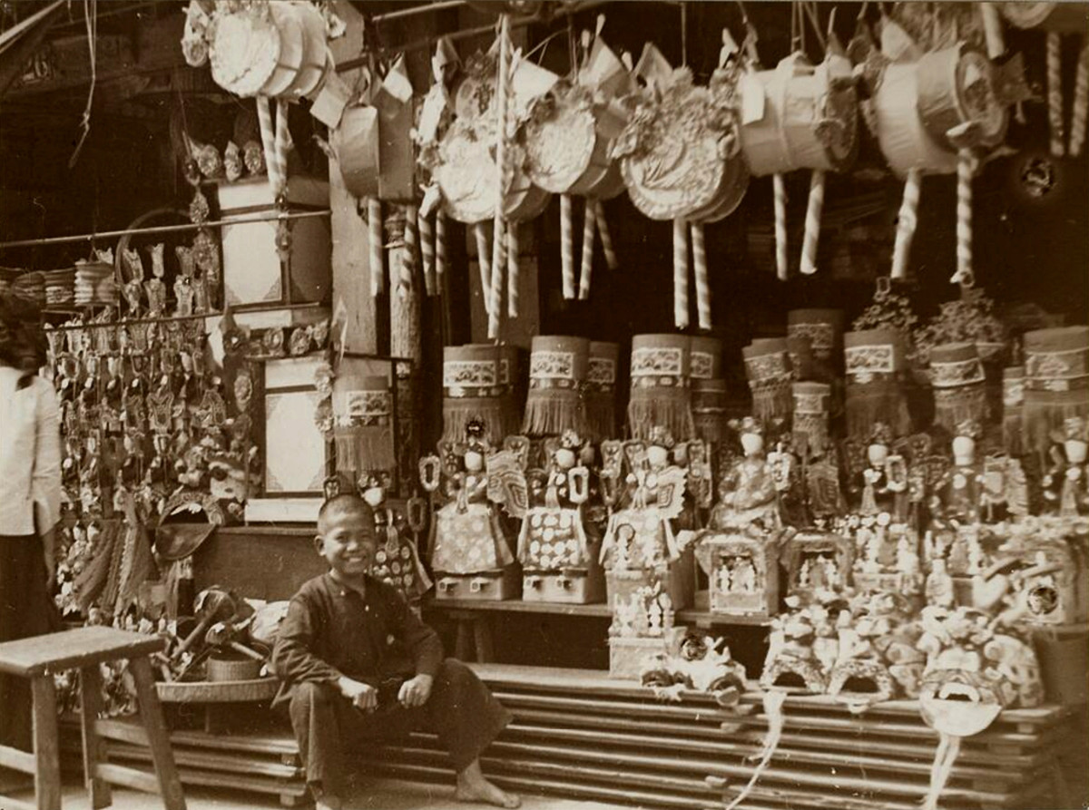 Một cậu bé cưới tươi trước cửa hàng đồ chơi dịp Tết Trung thu ở Hà Nội thập niên 1920-1930. Ảnh tư liệu.