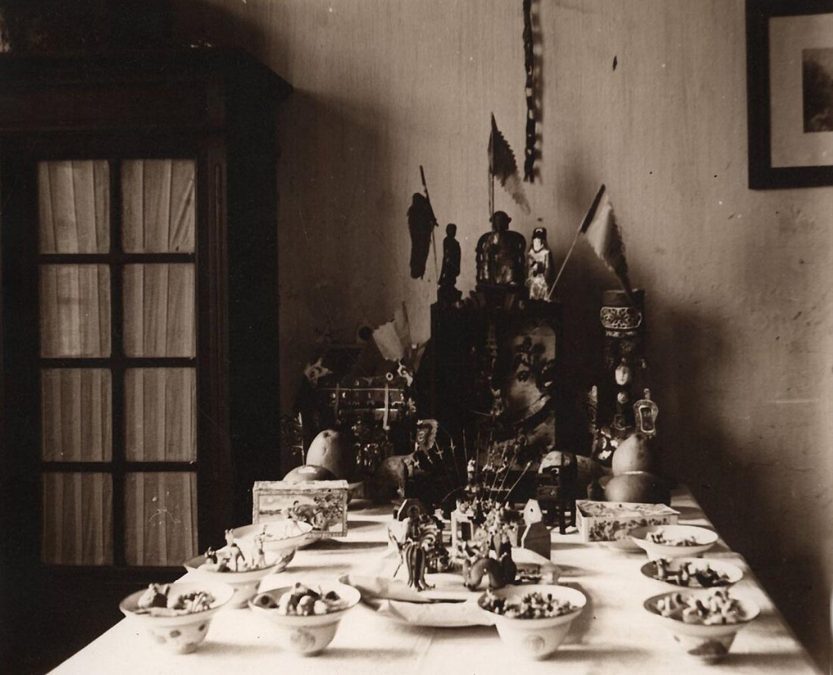 Mâm cỗ Trung thu được bày biện khá cầu kỳ đặt trước bàn thờ. Ảnh tư liệu.