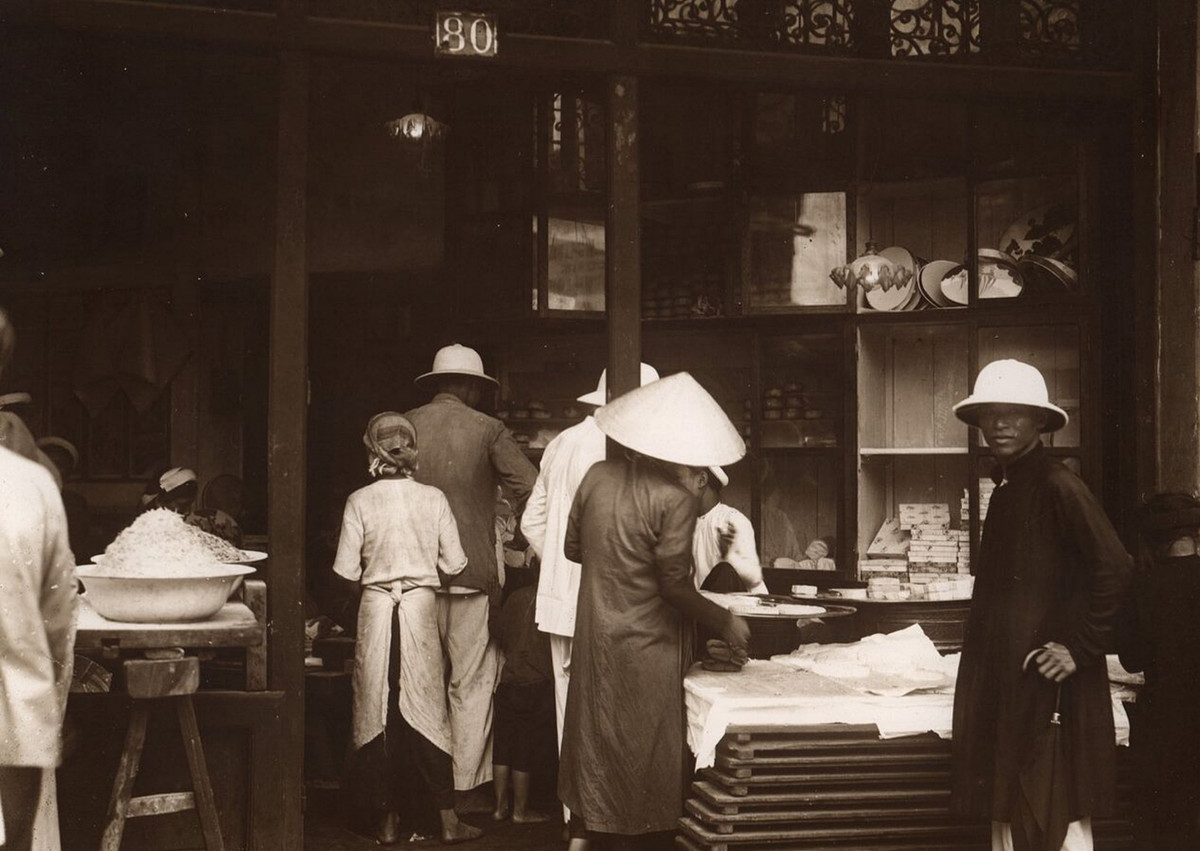 Bên ngoài một hiệu bánh Trung thu ở Hà Nội. Ảnh tư liệu.