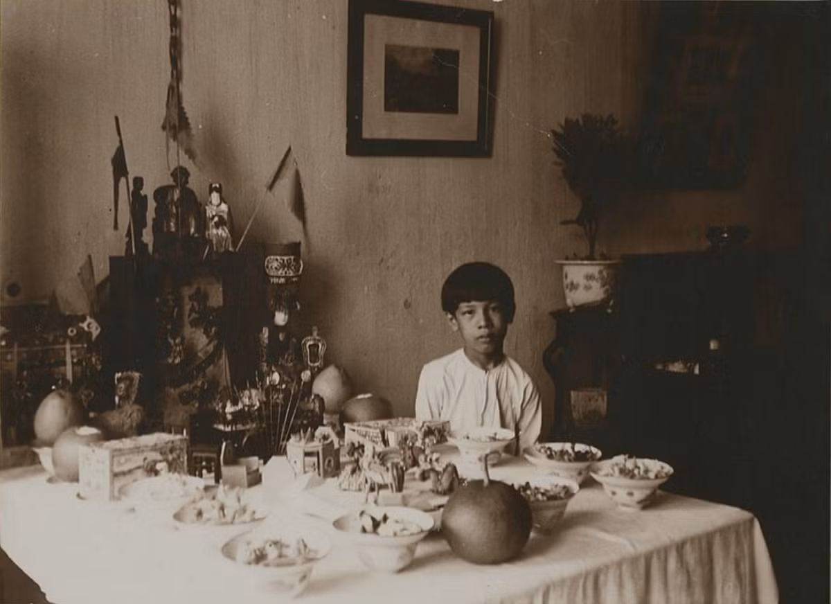 Cậu bé bên mâm cỗ Trung thu. Ảnh tư liệu.