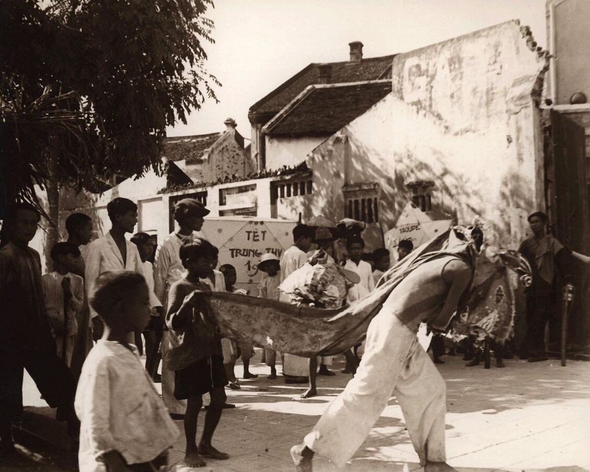 Trên bức tường sau "sân khấu" có dòng chữ "Tết trung thu 1931". Ảnh tư liệu.