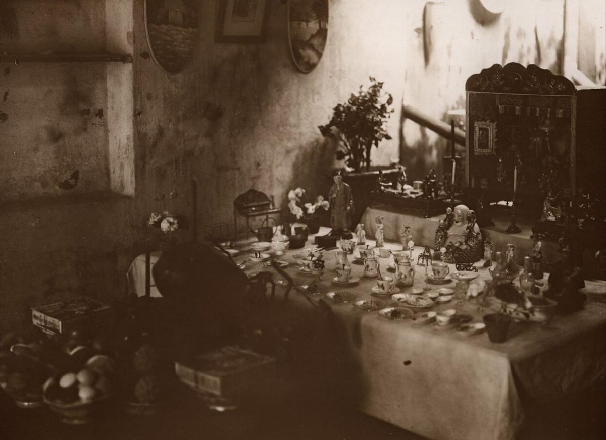 Bàn thờ ngày Tết trung thu trong một nhà giàu ở Hà Nội. Ảnh tư liệu.