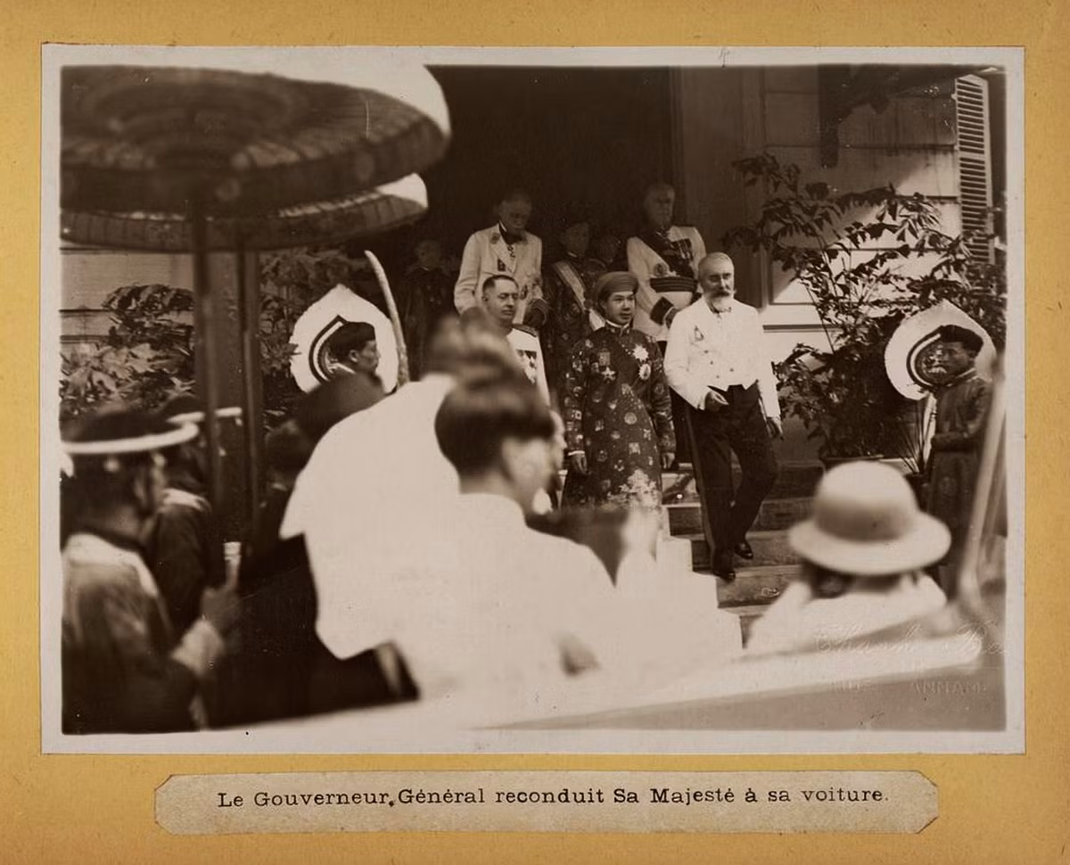 Toàn quyền tiễn vua Bảo Đại ra xe. Ảnh tư liệu.