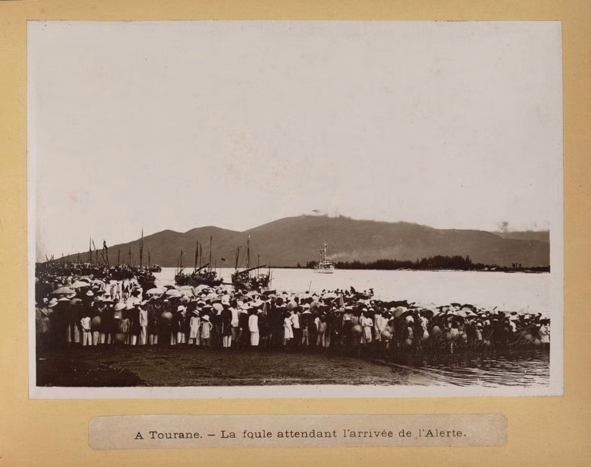 Đám đông đang chờ tàu Alerte chở vua Bảo Đại cập bến Đà Nẵng, 8/9/1932. Tên gọi chính thức của thành phố khi đó là Tourane. Ảnh tư liệu.