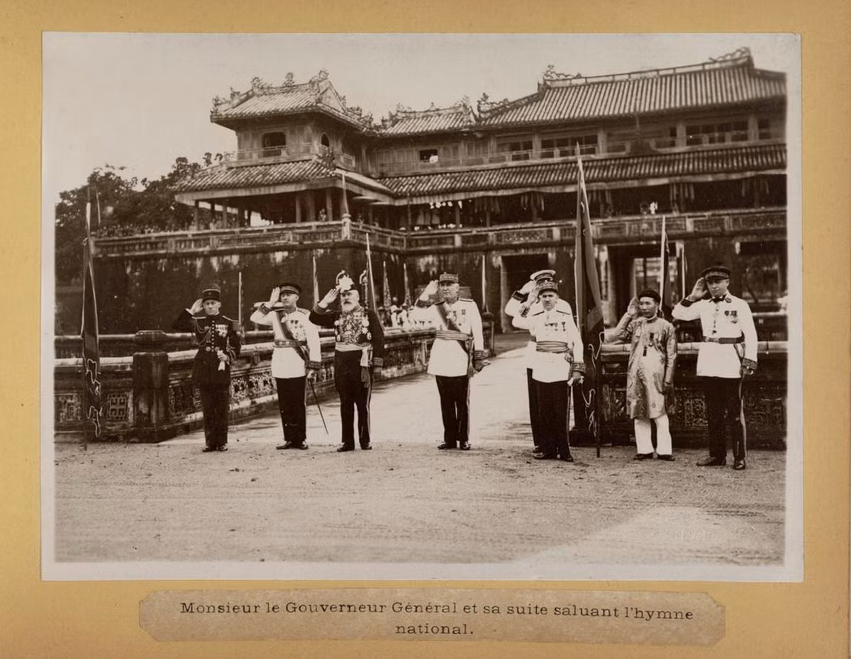 Quan toàn quyền và binh lính Pháp thực hiện nghi thức chào cờ và hát quốc ca Pháp ở trước Ngọ Môn. Ảnh tư liệu.