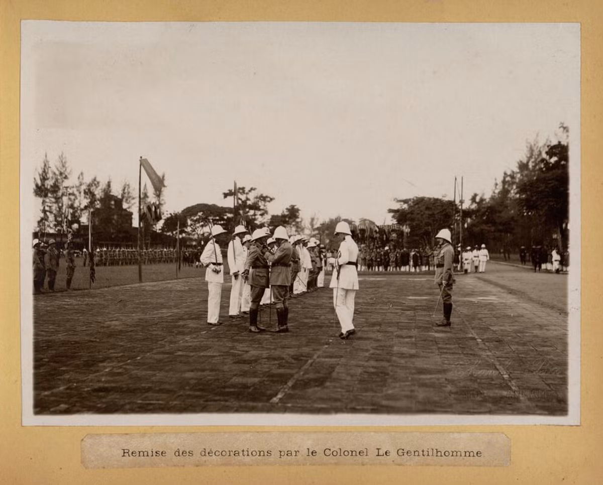 Sĩ quan Pháp nhận huân chương từ cấp trên. Ảnh tư liệu.