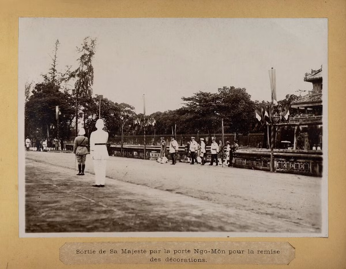 Hoàng đế Bảo Đại bước ra từ Ngọ Môn để tham gia lễ trao tặng huân chương cho những người có công. Ảnh tư liệu.