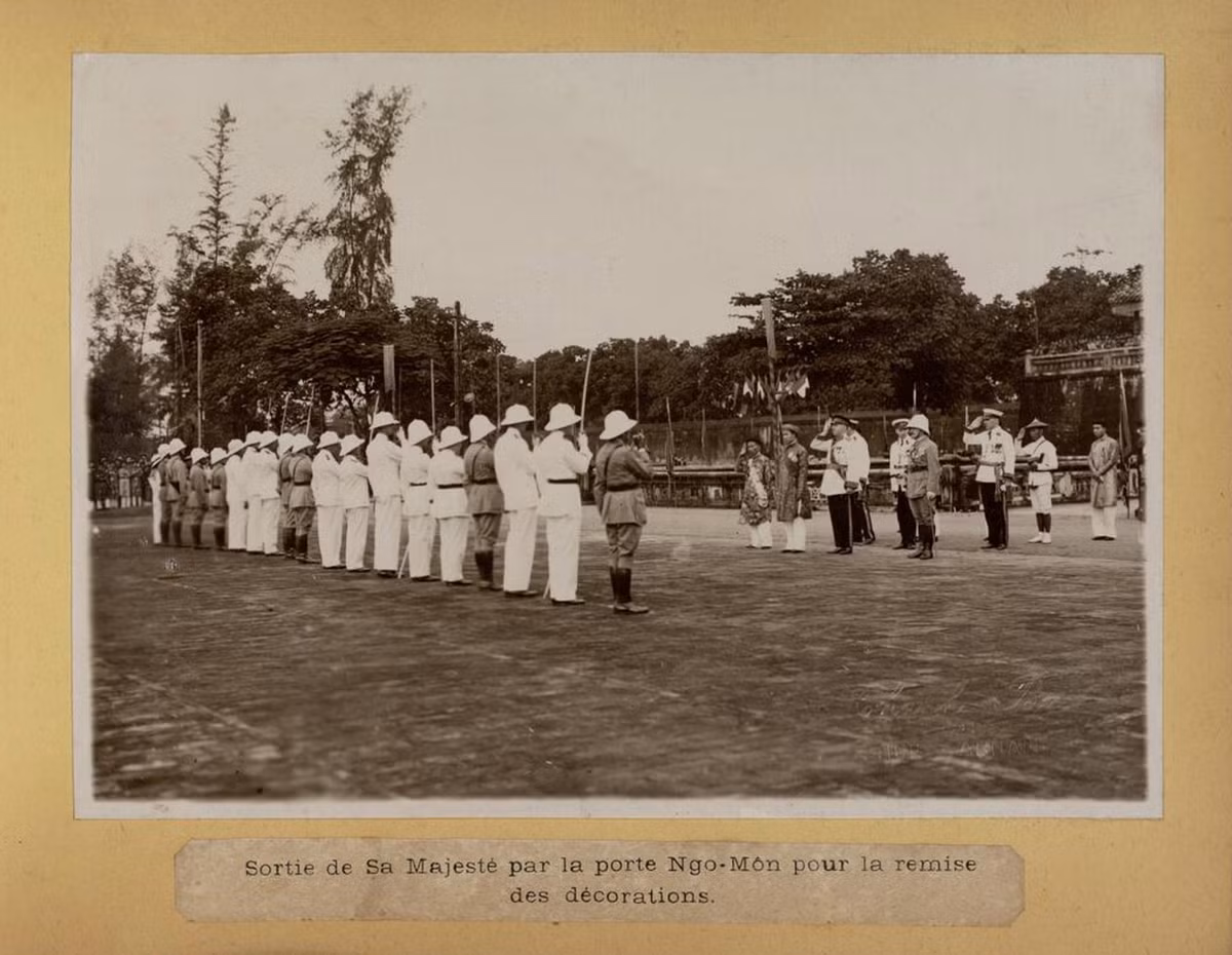 Những người được ban thưởng đứng thành hàng diện kiến hoàng đế. Ảnh tư liệu.