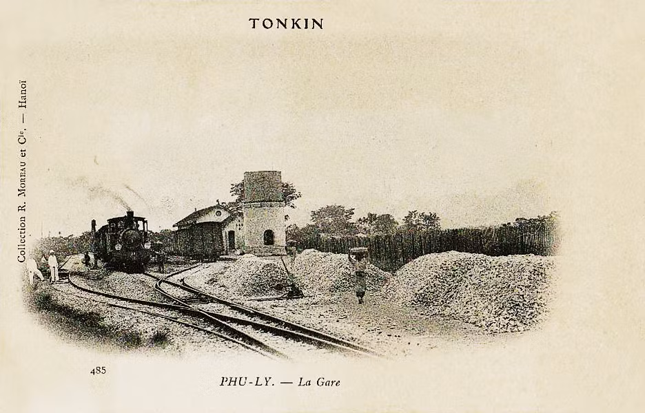 Tàu vào ga Phủ Lý. Ảnh tư liệu.