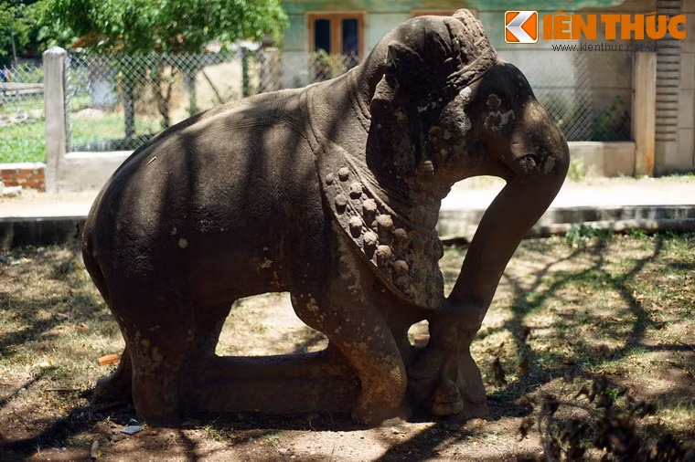 Con voi này được tạo hình với rất nhiều đồ trang sức trên mình, và dường như là voi cái.