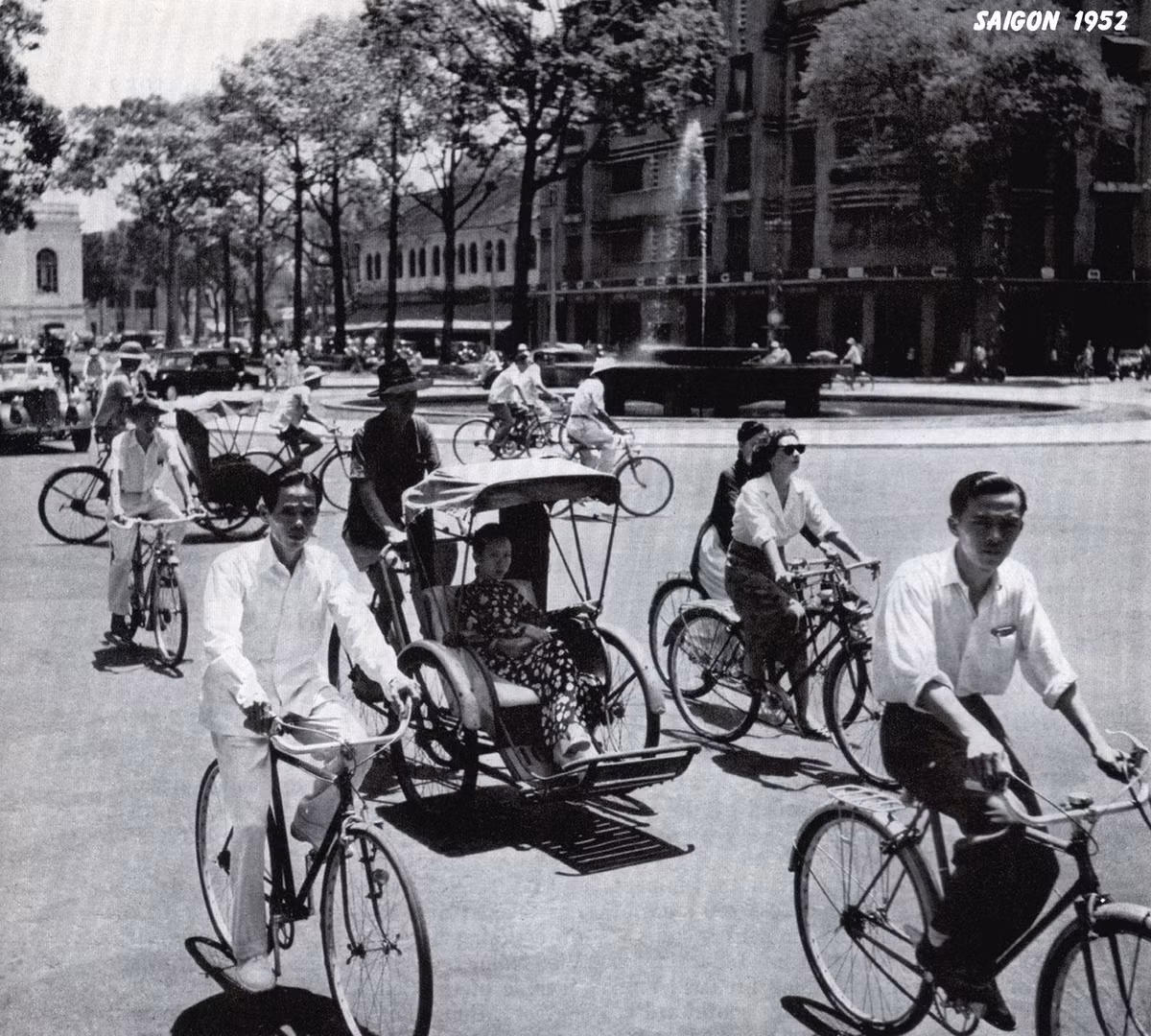 Xe đạp và xích lô ở vòng xoay Cây Liễu, trước nhà hát thành phố. Ảnh tư liệu.