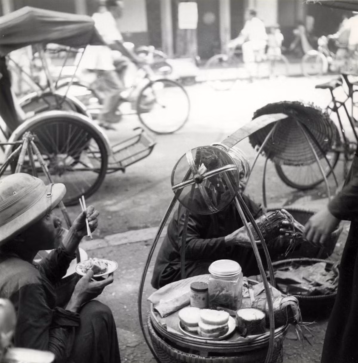 Gánh hàng bánh tét ăn với dưa món trên vỉa hè. Ảnh tư liệu.