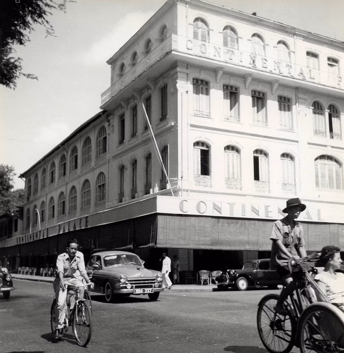 Khách sạn Continental Palace cạnh nhà hát thành phố. Ảnh tư liệu.