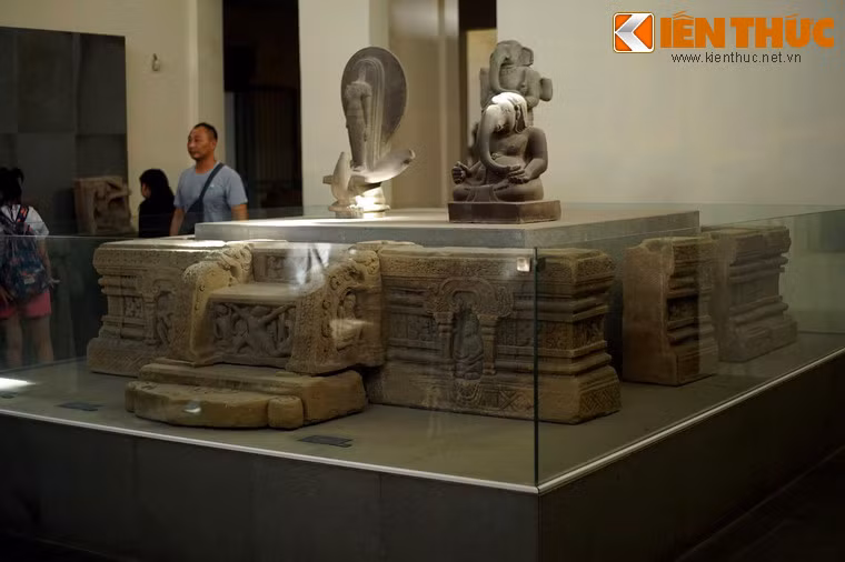 Được phát hiện ở thánh địa Mỹ Sơn, đài thờ này có niên đại từ thế kỷ 12 - 13, được làm bằng đá sa thạch, gồm 12 khối đá ghép thành hình vuông, cao 65 cm, dài 353 cm, rộng 271 cm.