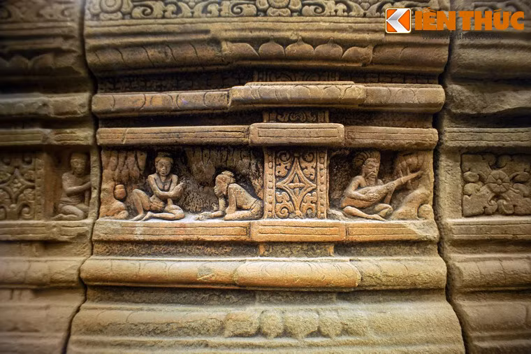 Xung quanh tháp là khung cảnh núi rừng, hang động, nơi các tu sĩ Hindu giáo người Chăm ẩn dật, tu tập và hành đạo.