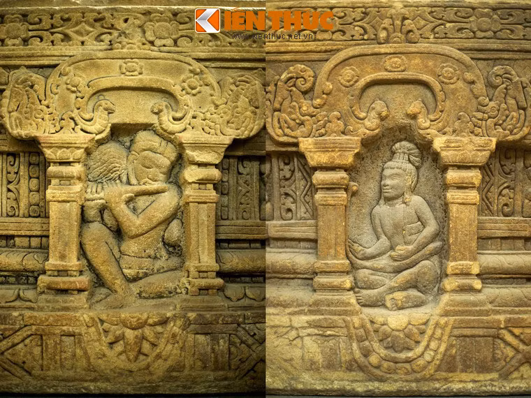 Hai bên bậc cấp là hai phiến đá chạm khắc hai vòm cuốn, mô phỏng theo hình dáng các vòm cuốn trên các cửa tháp.