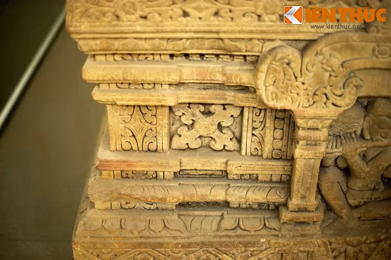 Về kiến trúc, đài thờ Mỹ Sơn E1 cũng là một cứ liệu tiêu biểu cho loại hình đài thờ có kích thước lớn và có chạm khắc chung quanh, gồm nhiều mảnh ghép lại, có gờ mộng bên trên,