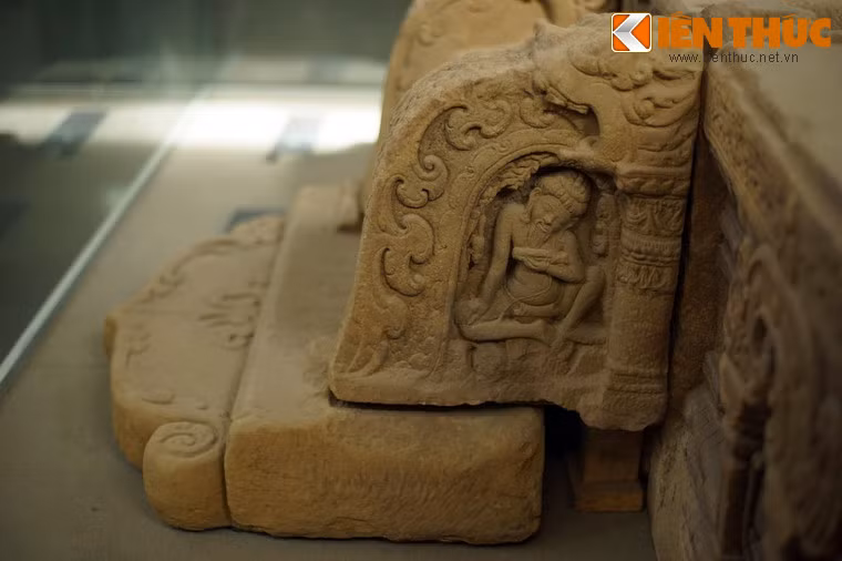 Hình tượng con người trang trí trên đài thờ rất phong phú và sinh động, được các nhà nghiên cứu phỏng đoán là cảnh sinh hoạt tôn giáo và ẩn dật của các tu sĩ.