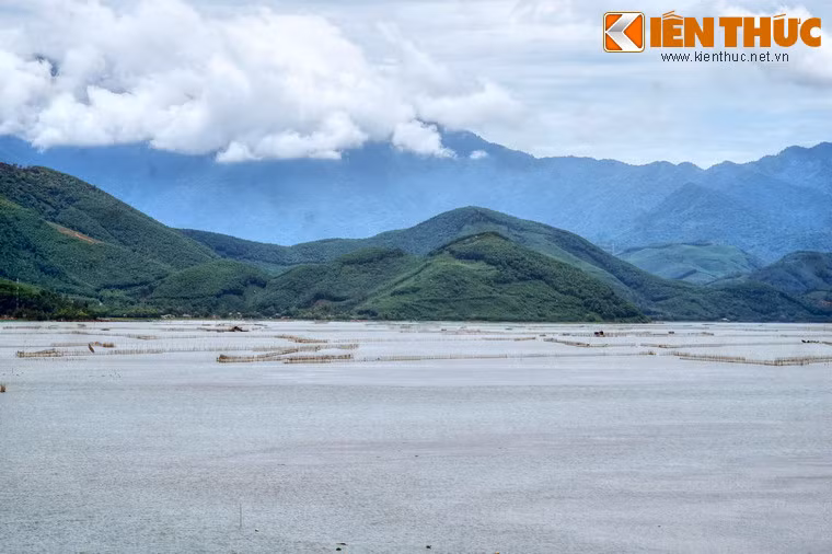 Đầm rộng mênh mông như biển, phía xa là dãy Bạch Mã ẩn hiện cùng mây, tạo nên một khung cảnh kỳ vĩ khiến lòng người ngây ngất.