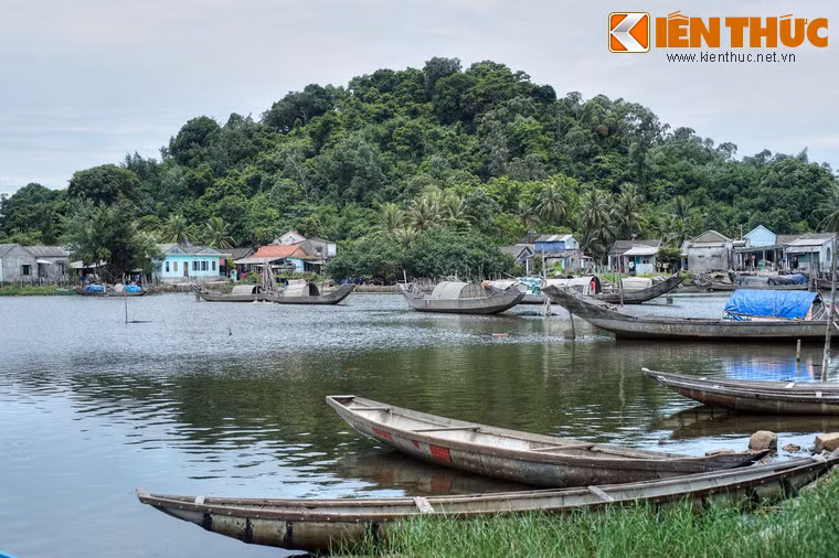 Trên đỉnh Túy Vân nằm bên đầm, chúa Nguyễn Phúc Chu đã cho xây chùa Thánh Duyên, sau này được nhà Nguyễn tôn tạo và phong là Quốc tự.