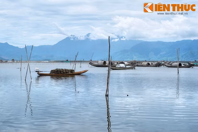 Từ đầm Cầu Hai, có thể theo đi ngược lên Huế cổ kính qua các đầm Thủy Tú, đầm Hà Trung, đầm Thanh Lam và sông Hương.