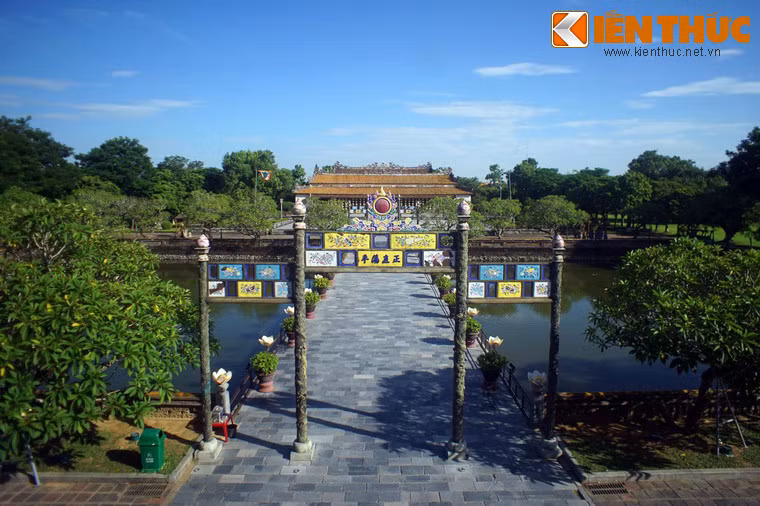 Bắc qua hồ Thái Dịch trong Hoàng Thành Huế, cầu Trung Đạo là đường dẫn từ cửa thành Ngọ Môn vào điện Thái Hoà, nơi đặt ngai vàng của các vua nhà Nguyễn.