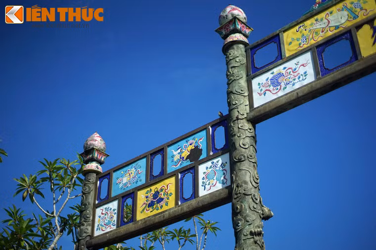 Phía trên các trụ đồng có những khung hình chữ nhật trang trí bằng pháp lam (đồ đồng tráng men) rực rỡ.