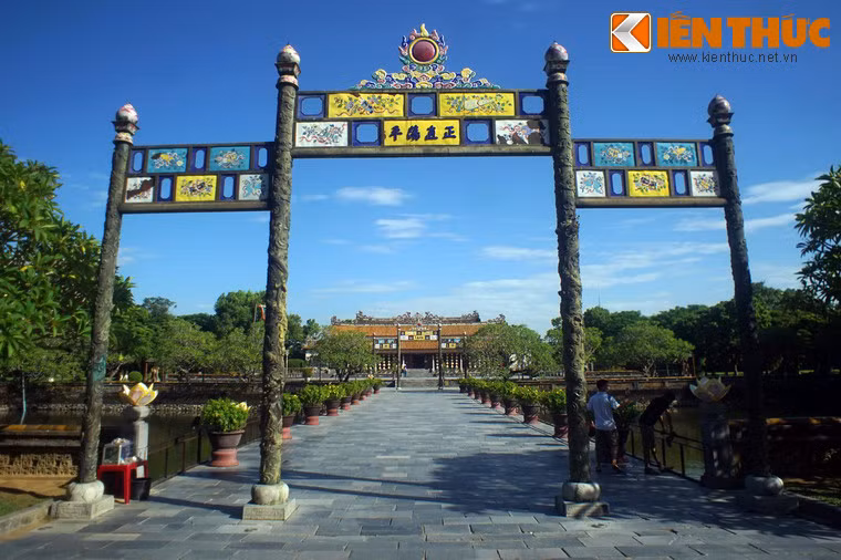 Nét đặc sắc trong kiến trúc của cây cầu cổ này là hai đầu cầu có hai cánh cổng bằng đồng rất bề thế.