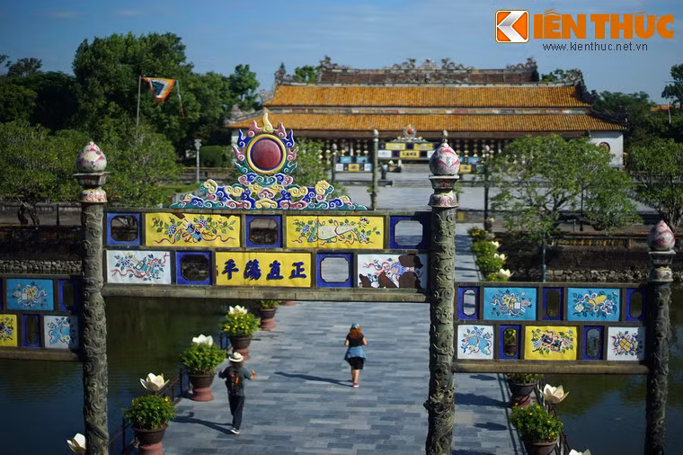 Ngoài Hoàng thành Huế, lăng mộ một số vua nhà Nguyễn cũng có những cánh cổng đồng, nhưng cặp cổng của cầu Trung Đạo nổi bật hơn cả do vị trí trung tâm của mình.