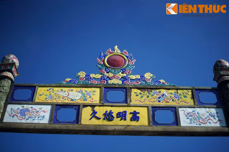 Ô chữ nhật nằm ở trung tâm của hai cổng có gắn chữ nổi ở cả hai mặt với các nội dung nói về đạo của người cai trị thiên hạ. Phía trên là hình tượng mặt trời.